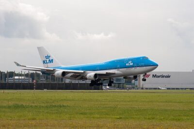 Private Amsterdam Departure Transfer to AMS Schiphol Airport - The ride experience: comfort, Wi‑Fi, and bottled water
