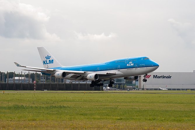 Private Amsterdam Departure Transfer to AMS Schiphol Airport - The ride experience: comfort, Wi‑Fi, and bottled water