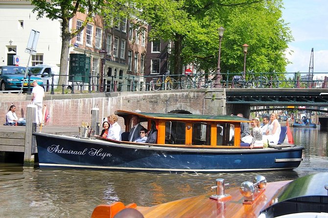 Private boat tour on a electric saloon boat - Timing, meeting point, and how to not stress out in Amsterdam
