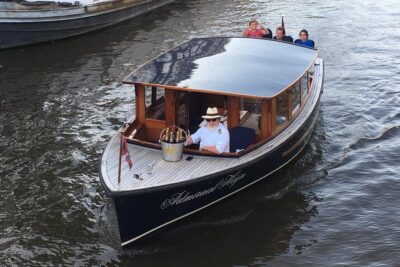 Private boat tour on a electric saloon boat - Prinsengracht and Westerkerk: the stop that adds a real hook