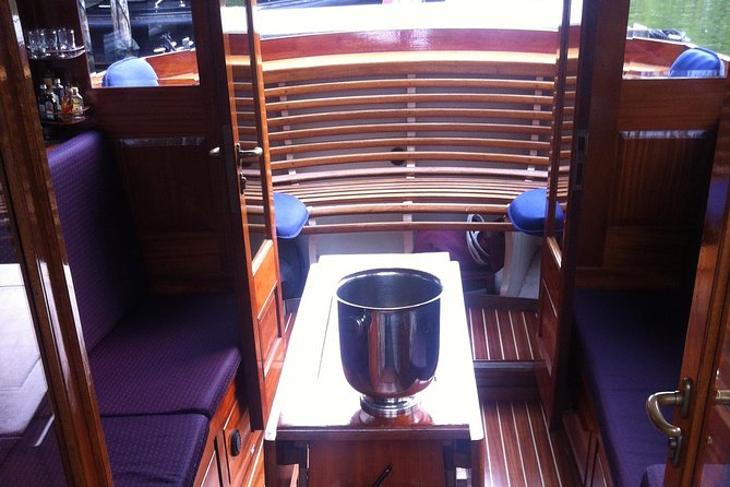 Private boat tour on a electric saloon boat - What happens during the 90 minutes: a realistic flow