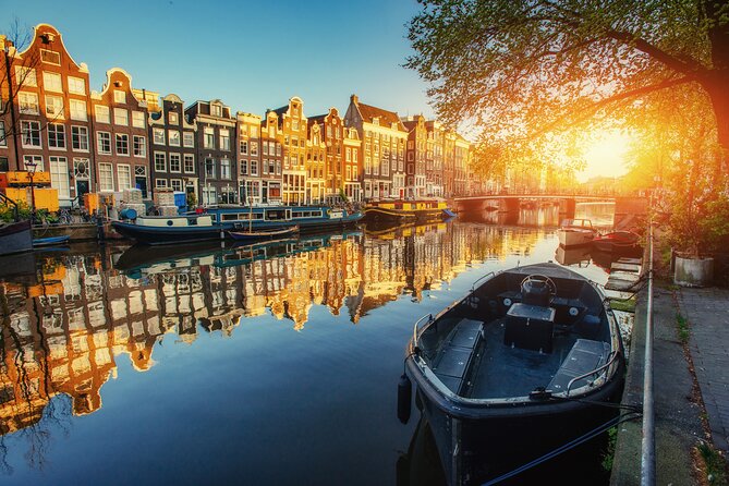 Private walking tour Amsterdam. English or Spanish. - From Dam Square to De Waag: the old town in the order that makes sense