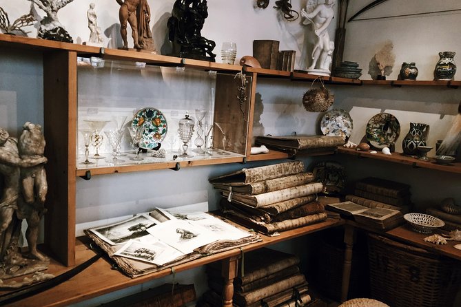 Rembrandt House & Neighborhood Exclusive Guided Walking Tour - Bloemenmarkt and the Munttoren: Market Energy Meets Medieval Architecture