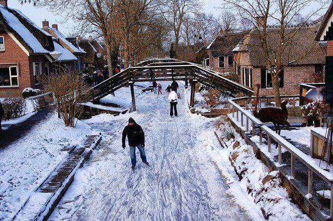 Small-Group Tour to Windmills & Giethoorn with boat tour - Stop 2: Giethoorn canal cruise + village wandering time