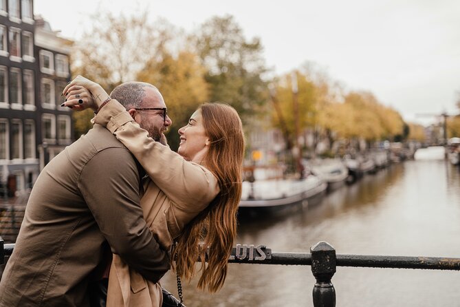 Vacation Photoshoot & Tour in Amsterdam - Walking From Melkmeisjesbrug to Magere Brug: What Happens in Motion