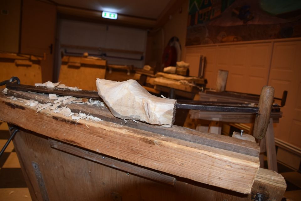 Volendam: 2-Hour Clogmaking Workshop and Cheese Tour - Who this tour is for (and who should skip it)