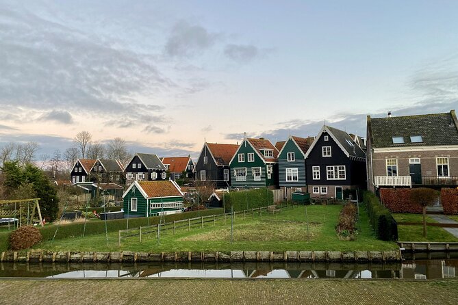 Volendam: E-bike rental with suggested countryside- and fisherman village route - Monnickendam in an hour: old center feel plus a beer-and-bites break