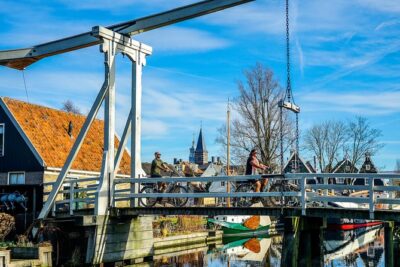 Volendam: E-bike rental with suggested countryside- and fisherman village route - Countryside to Edam: narrow alleys, canals, and a quick cheese stop