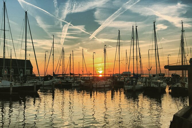 Volendam: E-bike rental with suggested countryside- and fisherman village route - Rolling onward to Marken: the 10 km dike crossing and the water return