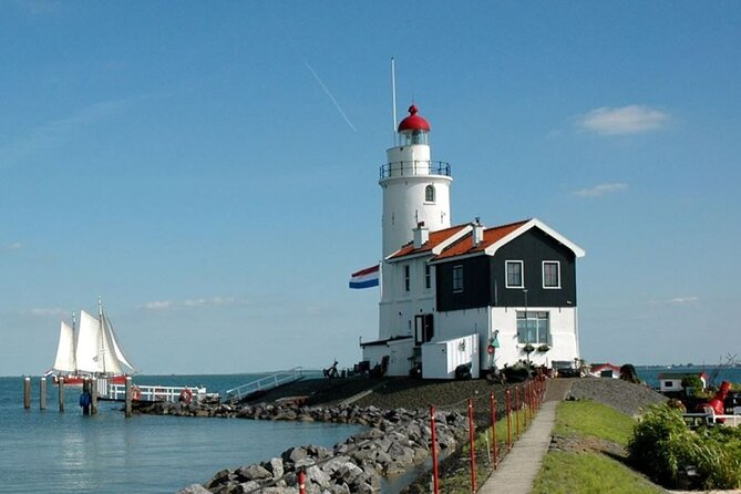 Volendam: E-bike rental with suggested countryside- and fisherman village route - How the included route tools help you ride like a local