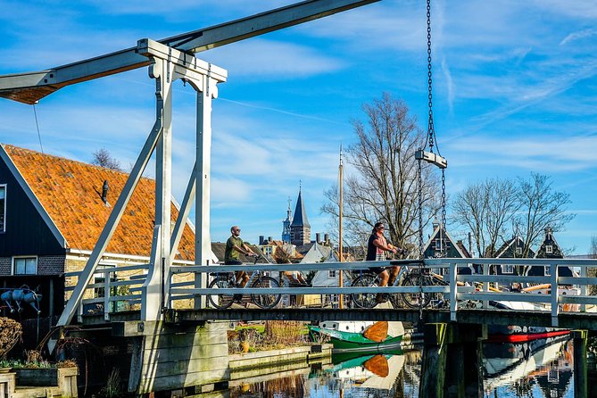 Volendam: E-bike rental with suggested countryside- and fisherman village route - Countryside to Edam: narrow alleys, canals, and a quick cheese stop