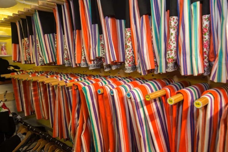 Volendam: Photo Opportunity in Traditional Dutch Costume - The 25-Minute Flow: Dressing, Posing, and Getting Your Prints