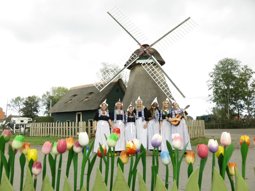 Volendam: Traditional Costume Photo with Cheese & Clog Tour - Volendam’s Simonehoeve: a short tour that hits the big classics
