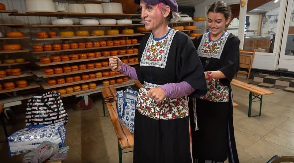 Volendam: Traditional Costume Photo with Cheese & Clog Tour - Cheese-making at Simonehoeve: Gouda and Edam without the fluff