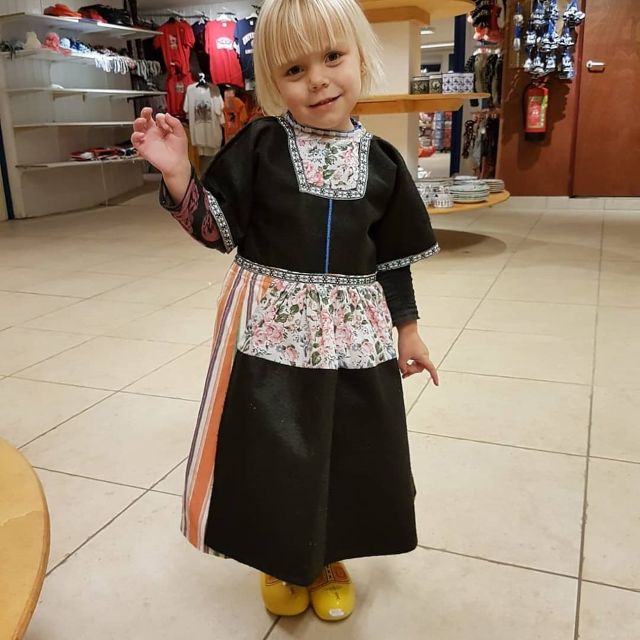 Volendam: Traditional Costume Photo with Cheese & Clog Tour - What the photo and product timing feels like in real life