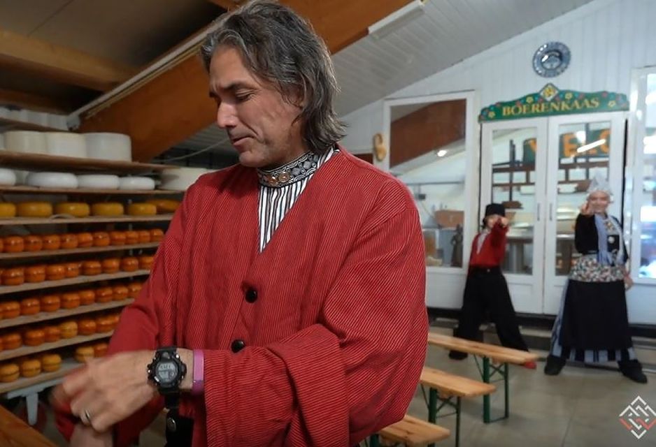 Volendam: Traditional Costume Photo with Cheese & Clog Tour - Price and value: $11 for the combo is the point