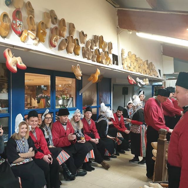 Volendam: Traditional Costume Photo with Cheese & Clog Tour - Getting there from Amsterdam: use the bus and look for the windmill