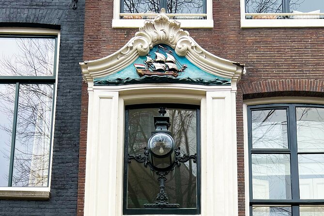 Walking Tour about Golden Age Architecture, private local guide - De Dolphijn and the story of Frans Banning Cocq: wealth symbols you can actually spot