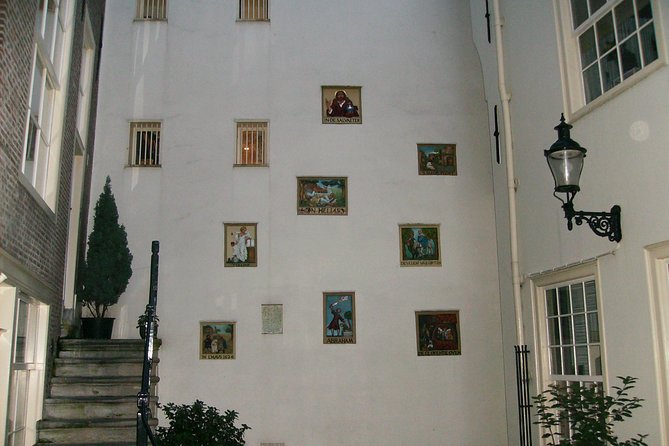 Walking tour of 2 hours of the highlights of Amsterdam - Begijnhof: the courtyard pause that resets your brain